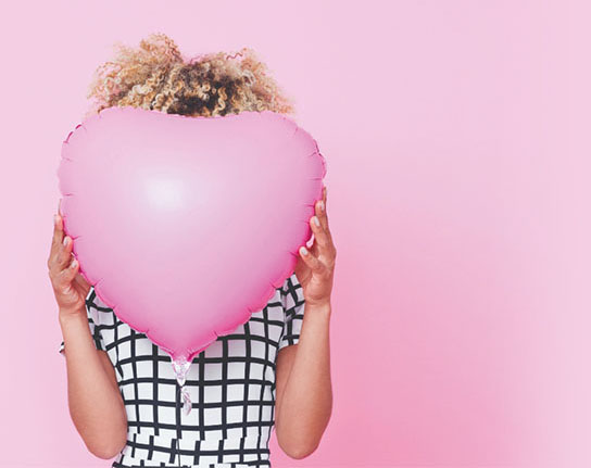 Illustration d'une femme portant un ballon en forme de coeur