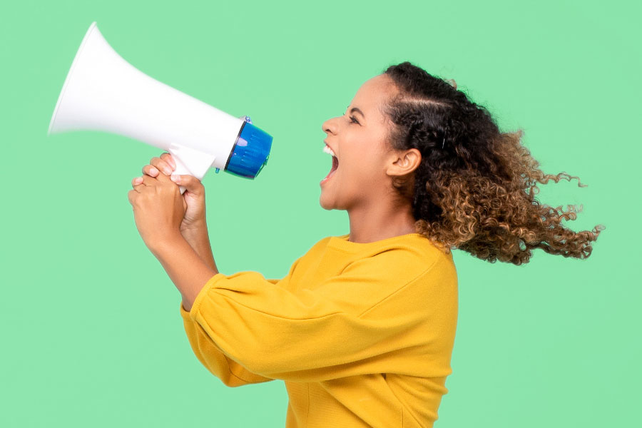 Illustration d'une femme criant le nom de l'association dans un porte-voix